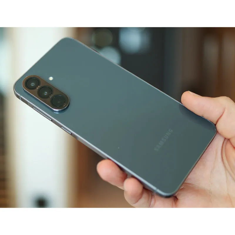 گوشی موبایل سامسونگ مدل Galaxy A56 دو سیم کارت ظرفیت 256 گیگابایت و رم 8 گیگابایت – ویتنام – به همراه شارژر 45 وات سامسونگ، 2 عدد قاب و 1 عدد محافظ صفحه نمایش - 4