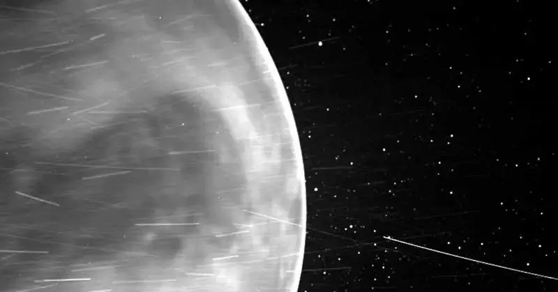 مریخ یا زهره؟ چرا سیاره زهره ماه خود را قورت داده است
